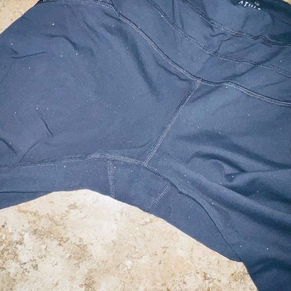 💥💥5/$25💥💥 Athleta Gray Scrunch Leggings with Reflective Accents- Size M - Picture 3 of 8